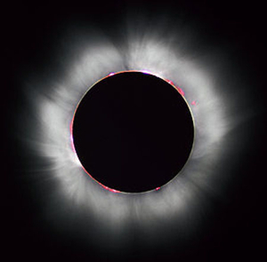 Gambar: Kromosfer (warna pink) yang terlihat saat terjadinya gerhana matahari.