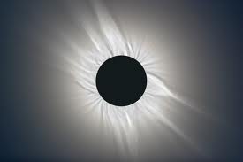 Gambar: Pengelihatan secara visual tentang korona saat terjadinya gerhana matahari (foto: apod.nasa.gov)