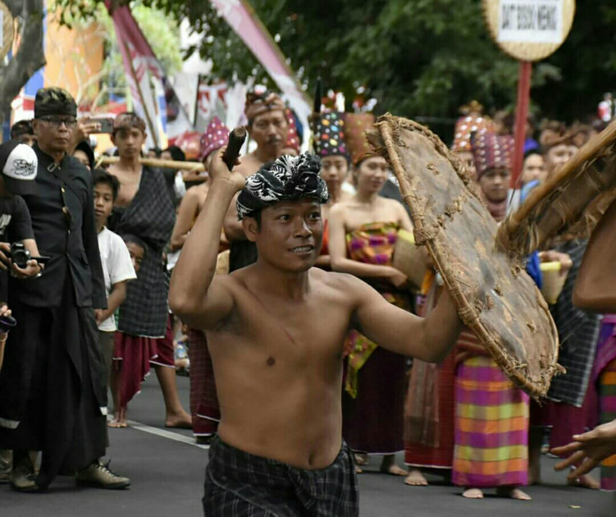 Mengapa kondisi alam yang berbeda menjadi salah satu faktor penyebab keberagaman masyarakat indonesia