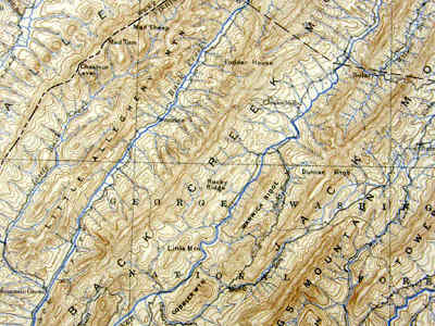 Gambar: Aliran sungai trellis (Sumber: Topographic Map Review by J. Gerencher)