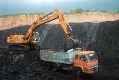 Gambar. Alat-alat berat dikerahkan untuk melakukan eksploitasi tambang (Sumber:energitoday.com)