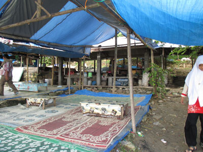 Area warung di objek wisata waduk kedungombo dikelola oleh Pemda dan masyarakat