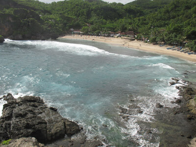 Pantai Siung dilihat dari atas tebing