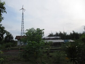 Pembangkin listrik tenaga angin dan matahari yang ada i Pantai Baru Yogyakarta