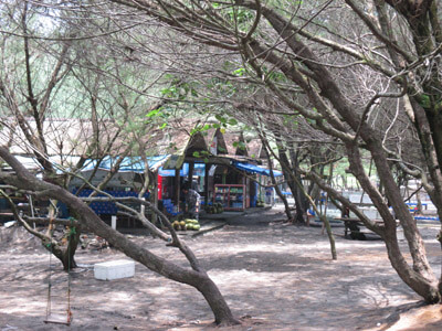 Warung makan di lokasi Pantai Baru Yogyakarta