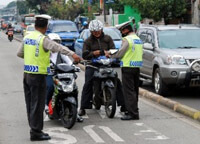Polisi diberikan wewenang oleh negara untuk menilang pengendara yang melanggar peraturan lalu lintas