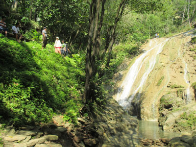 Air terjun Banyunibo merupakan salah satu objek wisata Jogja yang menonjolkan aspek lingkungan hijau