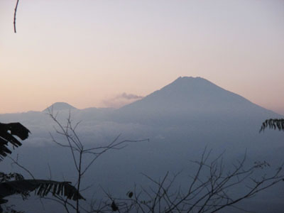 Gunung Merapi dan Gunung Merbabu dilihat dari Kebun Teh Kulon Progo