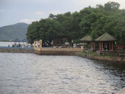 Keindahan Pantai Lawata