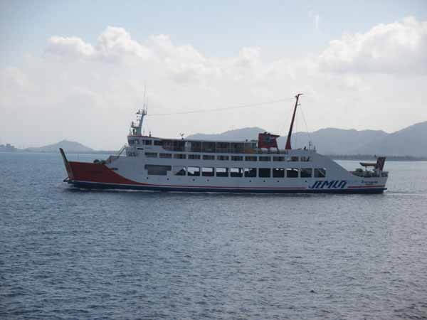 Kapal feri merupakan contoh badan usaha milik swasta yang beroperasi di bidang pelayanan jasa penyebrangan laut