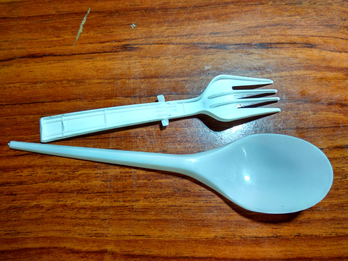Sendok dan garpu plastik merupakan contoh polimer sintetik