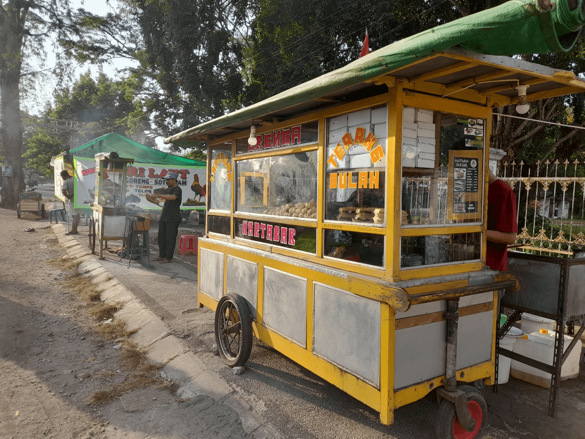 Pedagang gorengan dan makanan yang sedang menjajakan dagangannya di pinggir jalan